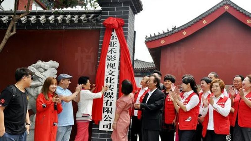 特种纸与烫金工艺：VI设计价格差异的核心秘密